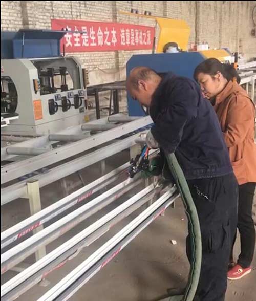 小型聚氨酯灌注發(fā)泡機(jī)器 (斷橋發(fā)泡)多少錢(qián)(圖1) 小型聚氨酯灌注發(fā)泡機(jī)器 (斷橋發(fā)泡)多少錢(qián)